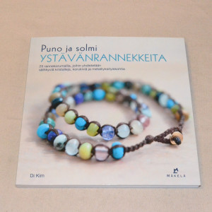 Di Kim Puno ja solmi ystävärannekkeita